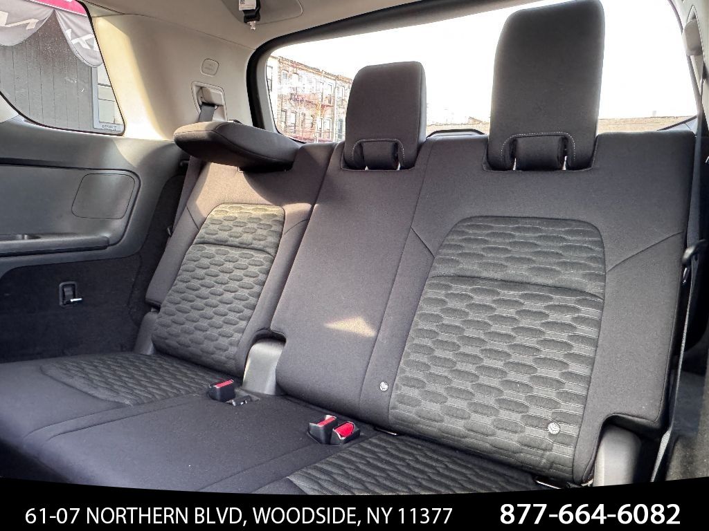 Vehicle image 33 of 40