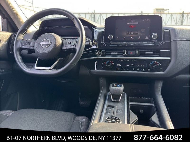 Vehicle image 36 of 40