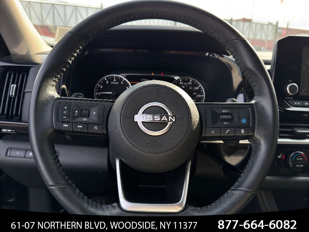 Vehicle image 27 of 40