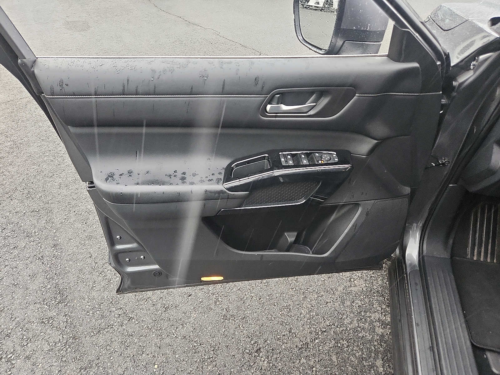 Vehicle image 23 of 30