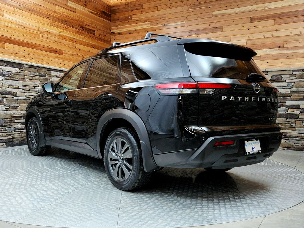 Vehicle image 4 of 22