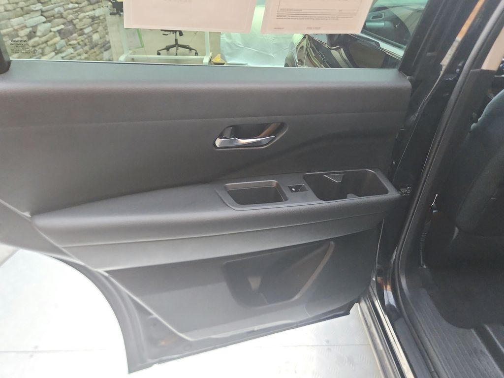 Vehicle image 18 of 22