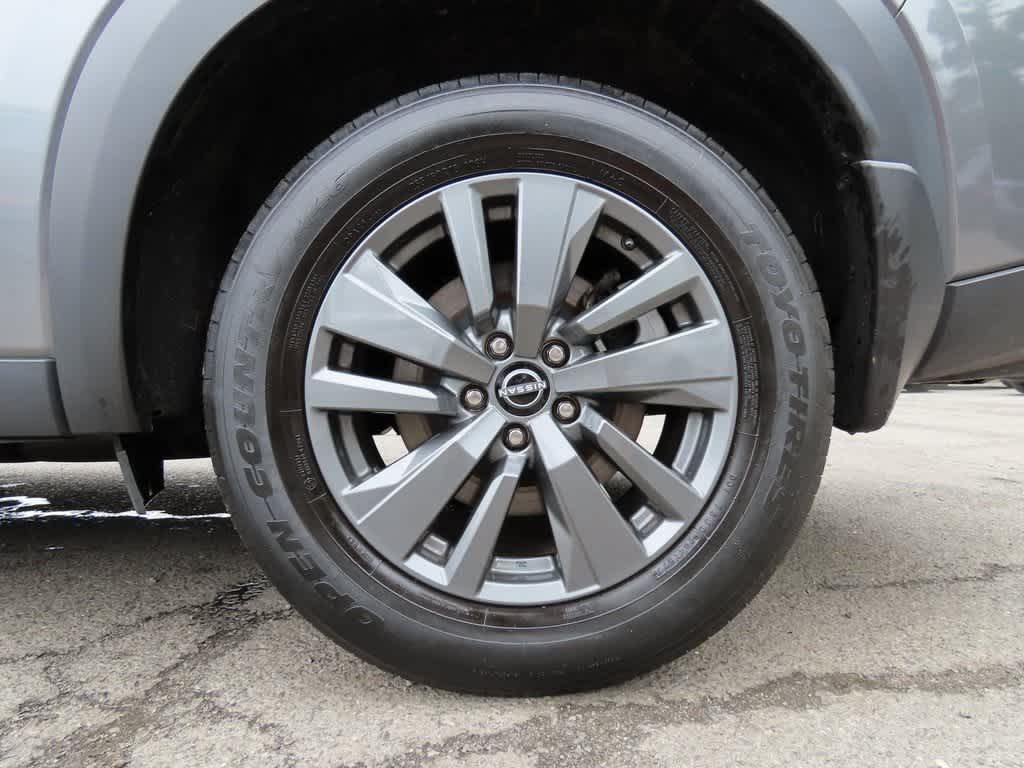 Vehicle image 8 of 27