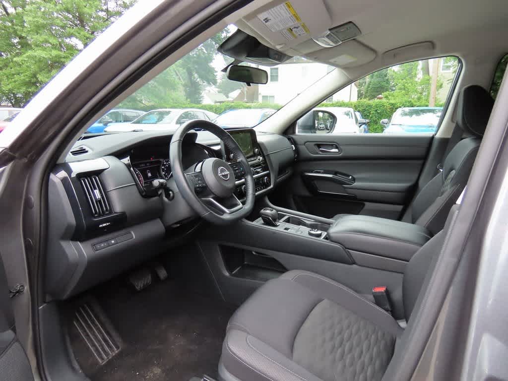 Vehicle image 16 of 27