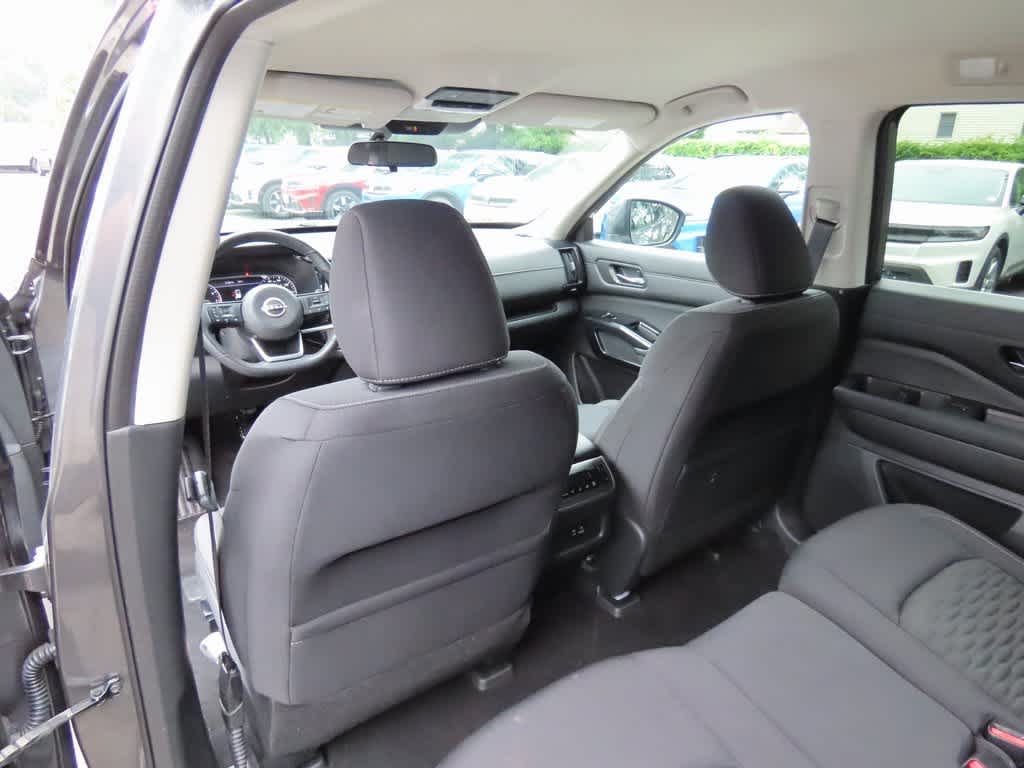 Vehicle image 13 of 27