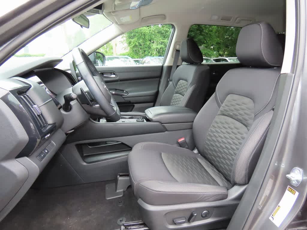 Vehicle image 12 of 27