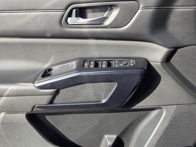 Vehicle image 25 of 31