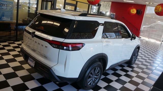 Vehicle image 5 of 92