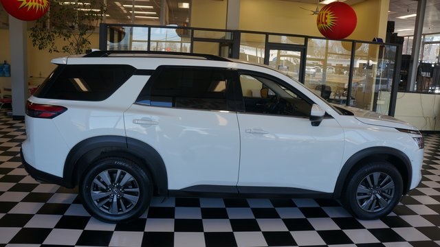 Vehicle image 4 of 92