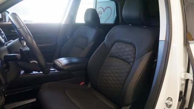 Vehicle image 10 of 92