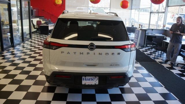 Vehicle image 8 of 92