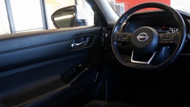 Vehicle image 33 of 92