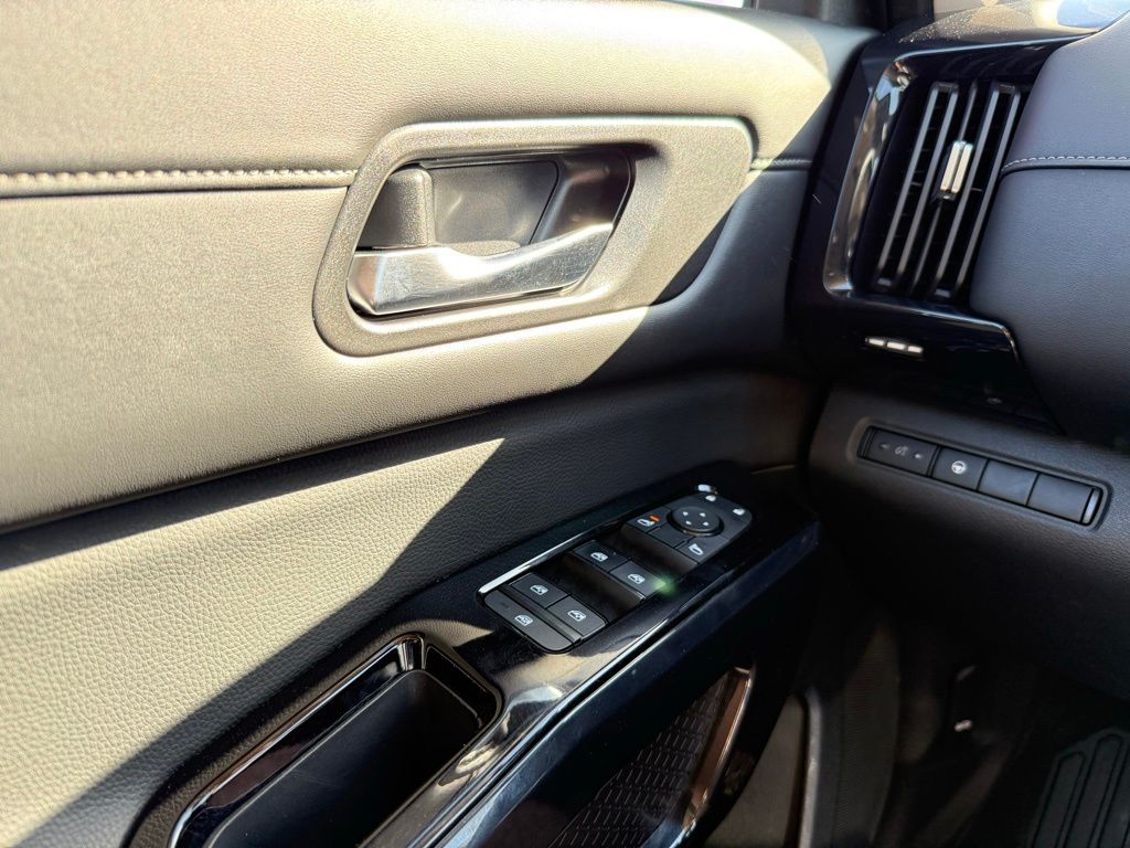 Vehicle image 13 of 30