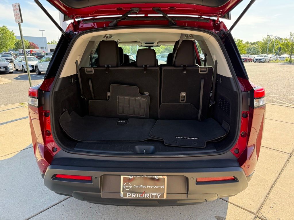 Vehicle image 27 of 30