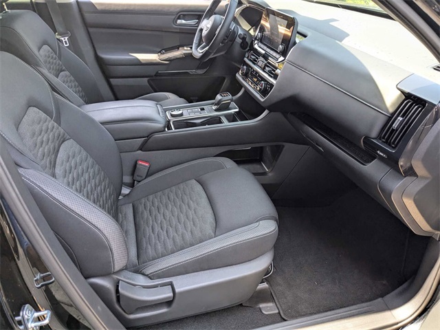 Vehicle image 16 of 41
