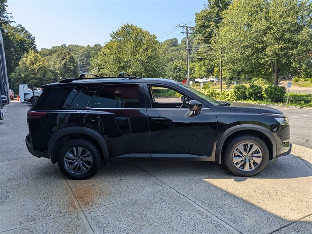 Vehicle image 4 of 41