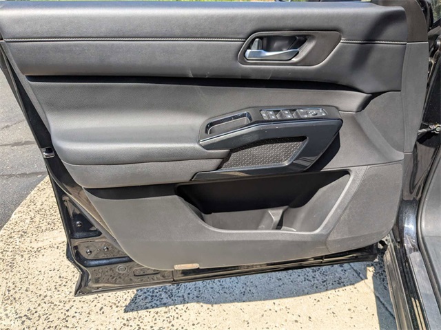 Vehicle image 28 of 41