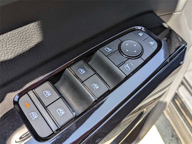 Vehicle image 33 of 41