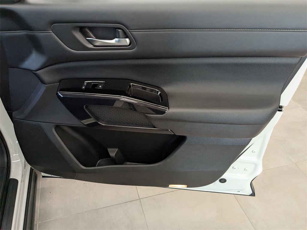 Vehicle image 33 of 38