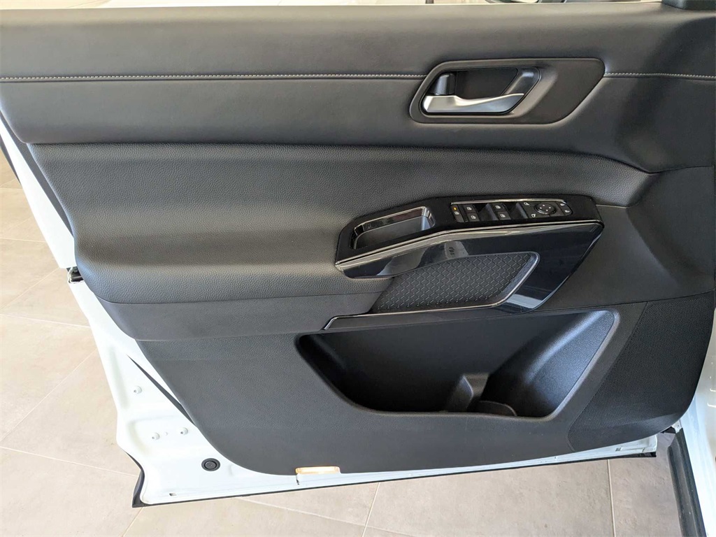 Vehicle image 10 of 38