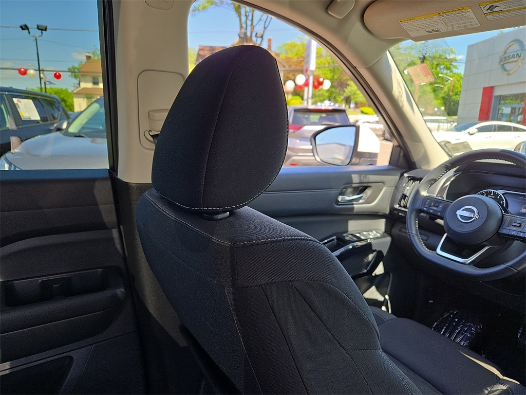 Vehicle image 14 of 31