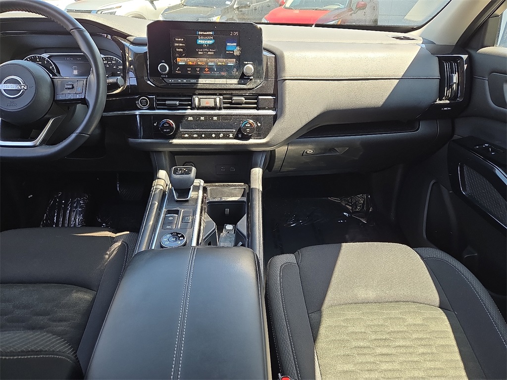 Vehicle image 17 of 31