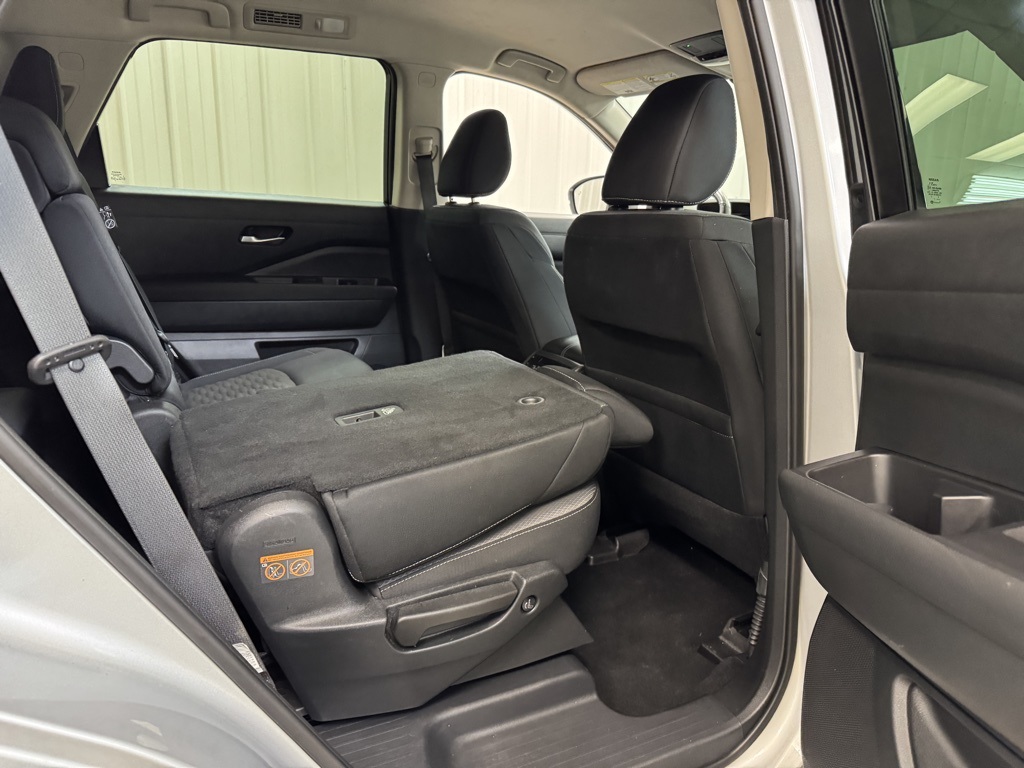 Vehicle image 21 of 35