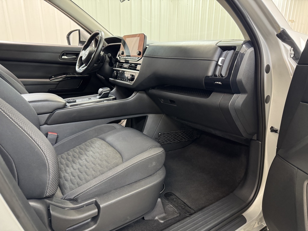 Vehicle image 23 of 35