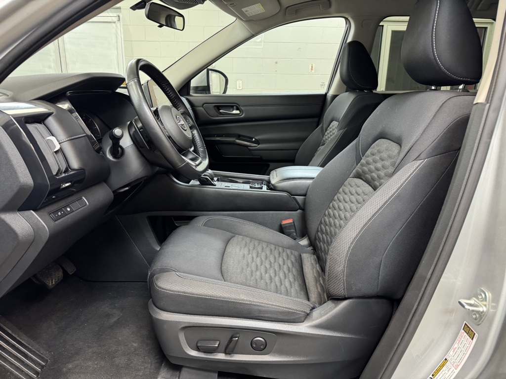 Vehicle image 11 of 35
