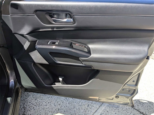 Vehicle image 33 of 38