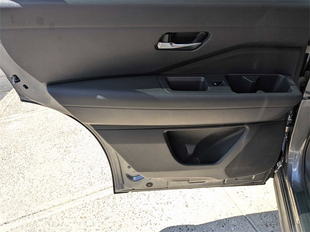 Vehicle image 27 of 38