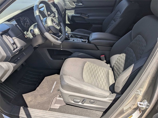 Vehicle image 13 of 38