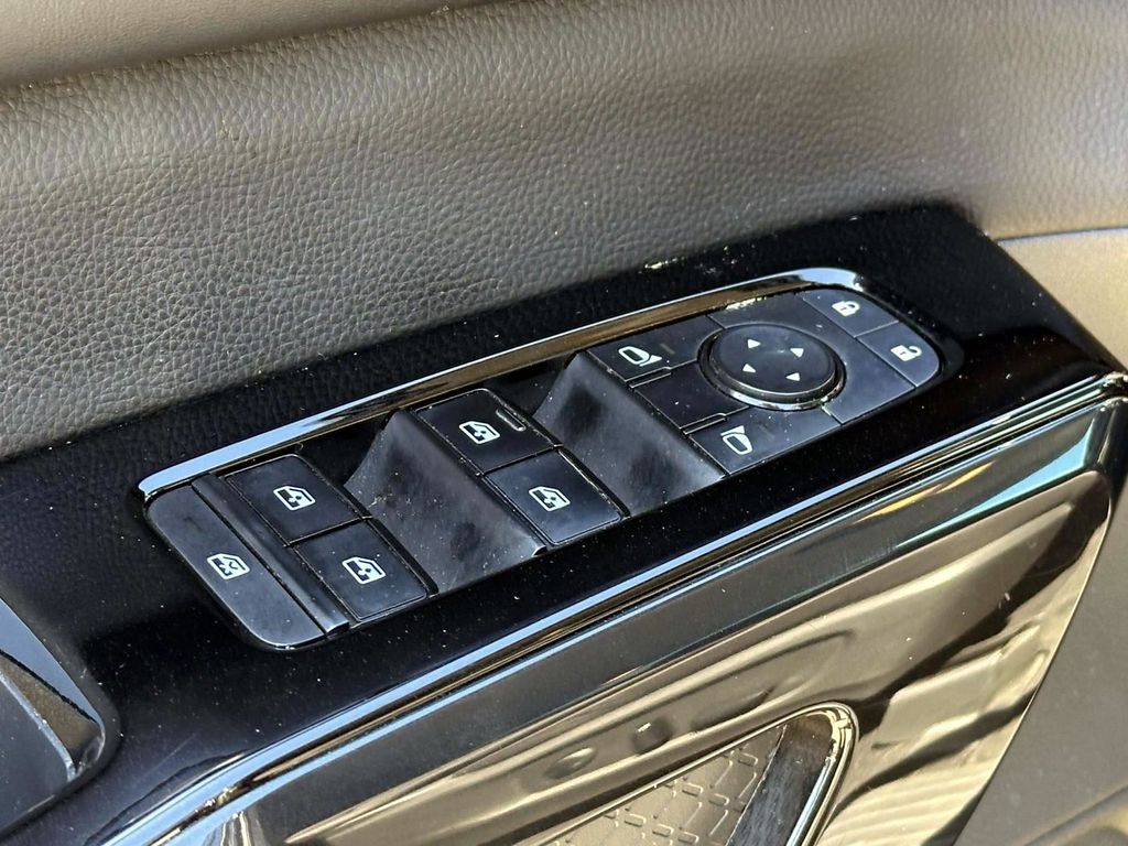 Vehicle image 17 of 33
