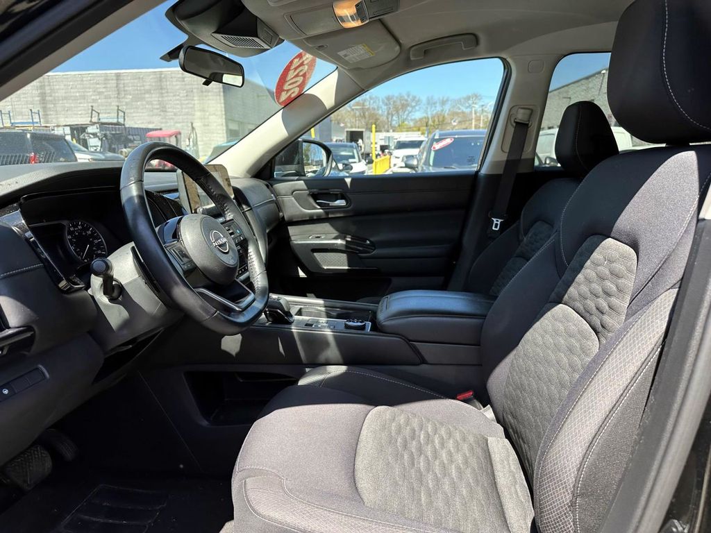 Vehicle image 15 of 33