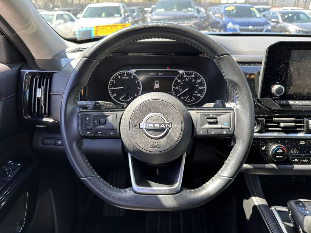Vehicle image 14 of 33