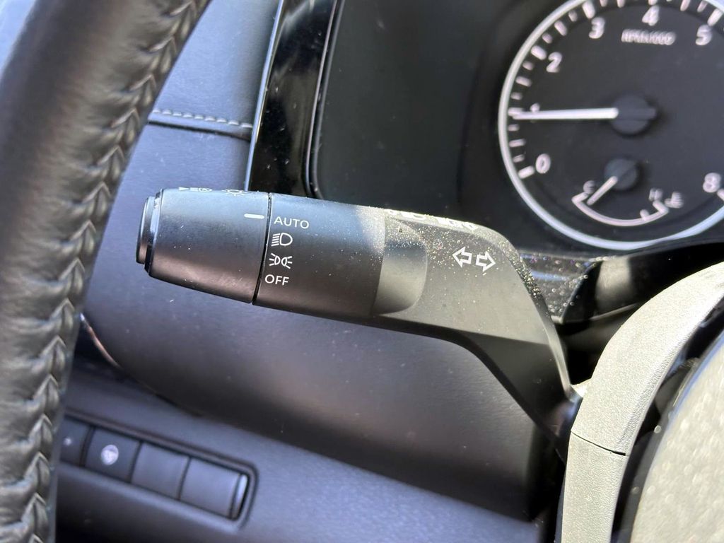 Vehicle image 23 of 33