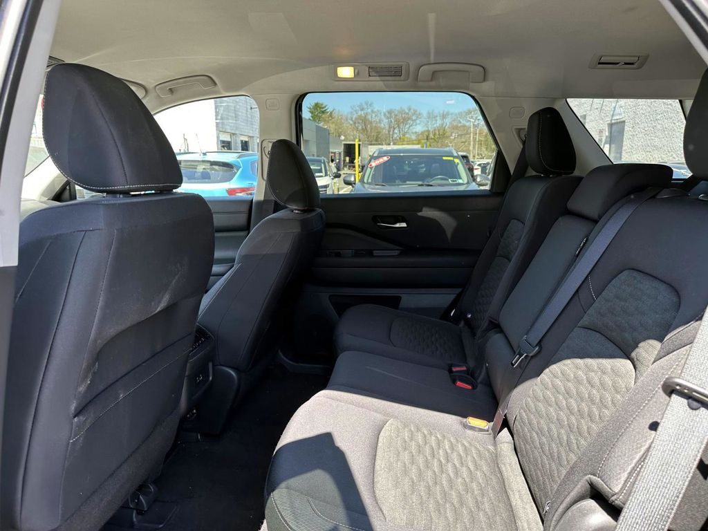 Vehicle image 11 of 33