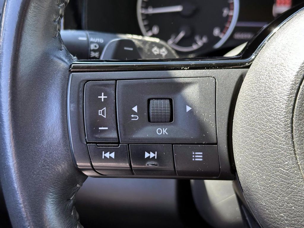Vehicle image 21 of 33