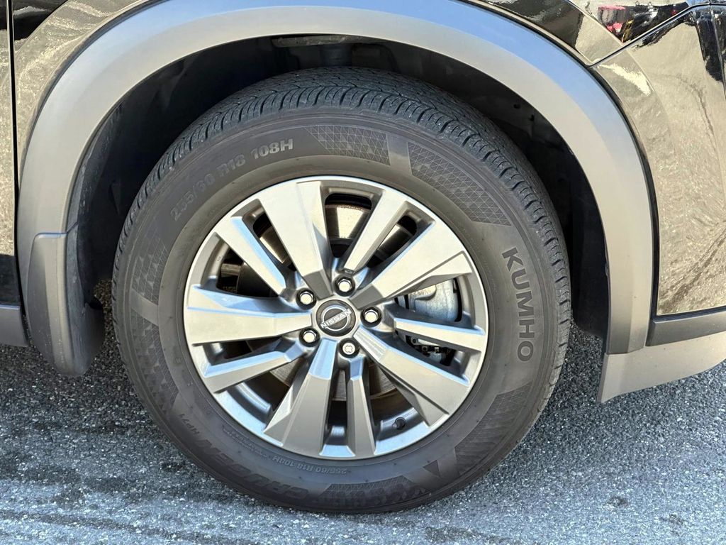 Vehicle image 8 of 33