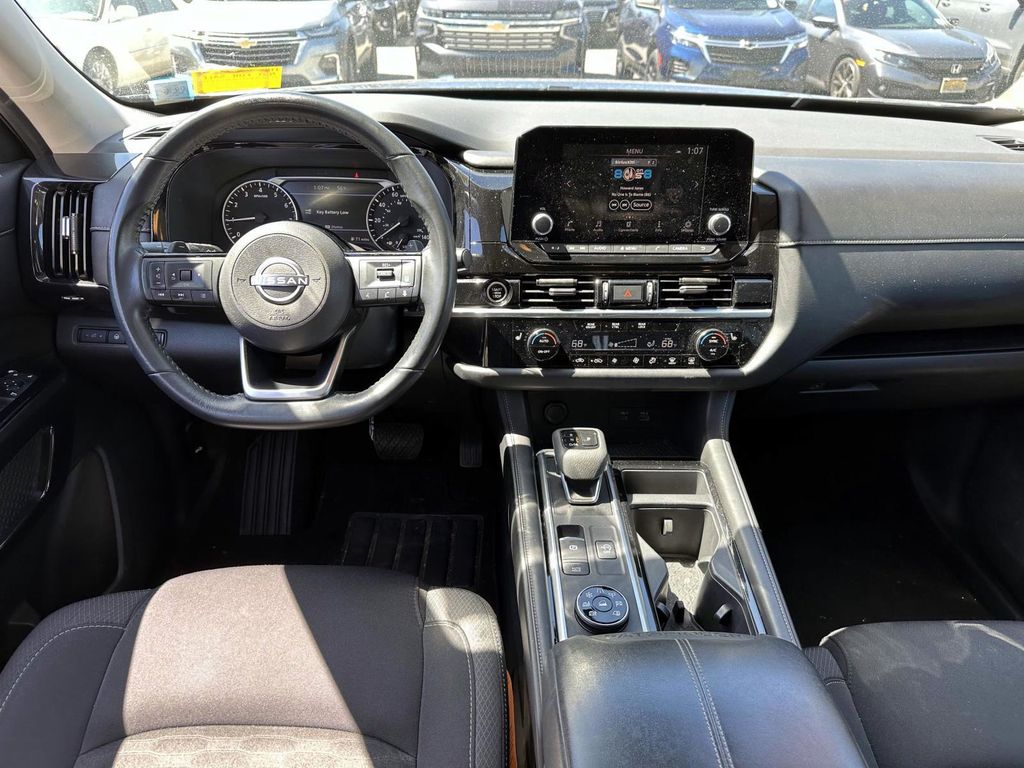 Vehicle image 13 of 33