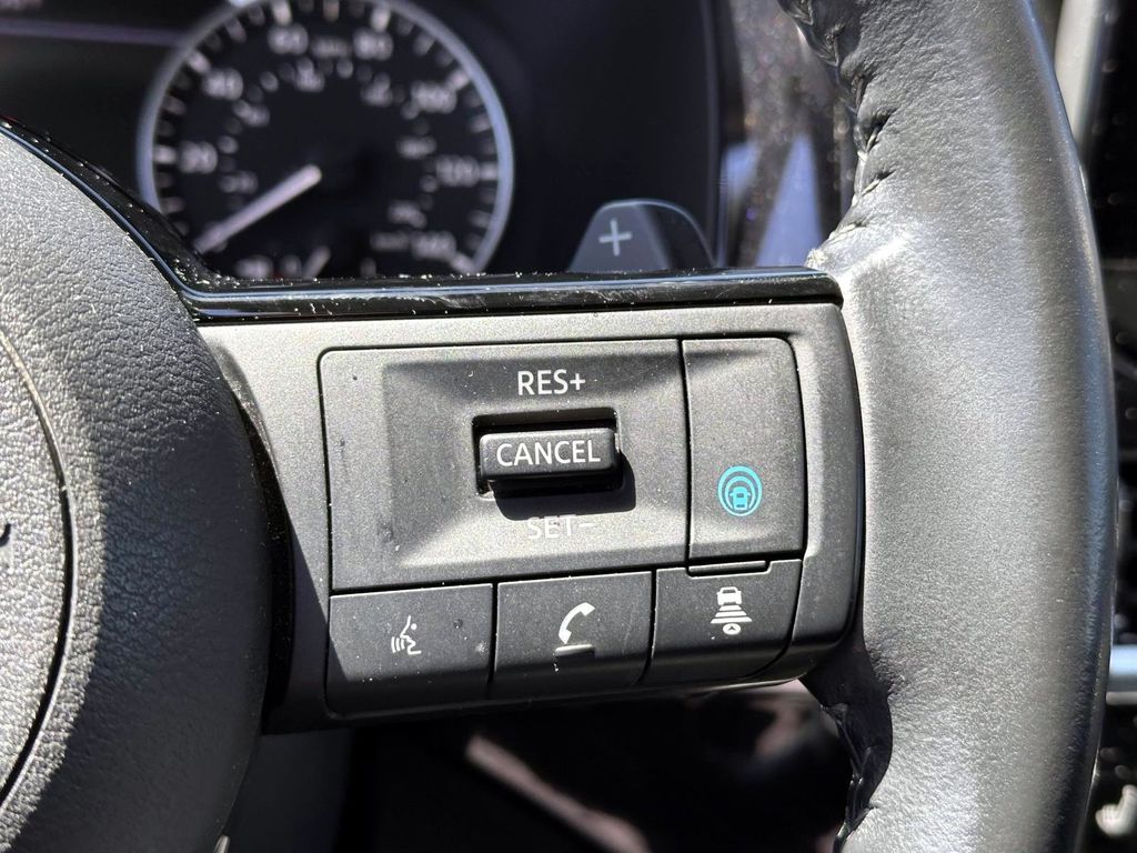 Vehicle image 22 of 33