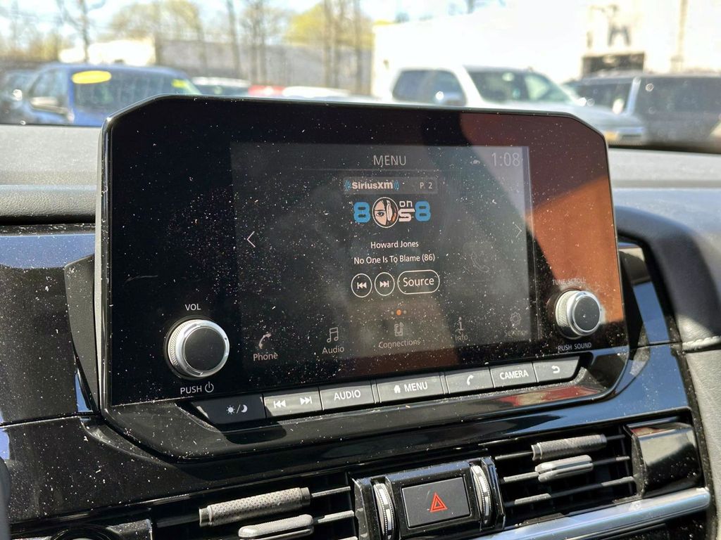 Vehicle image 27 of 33