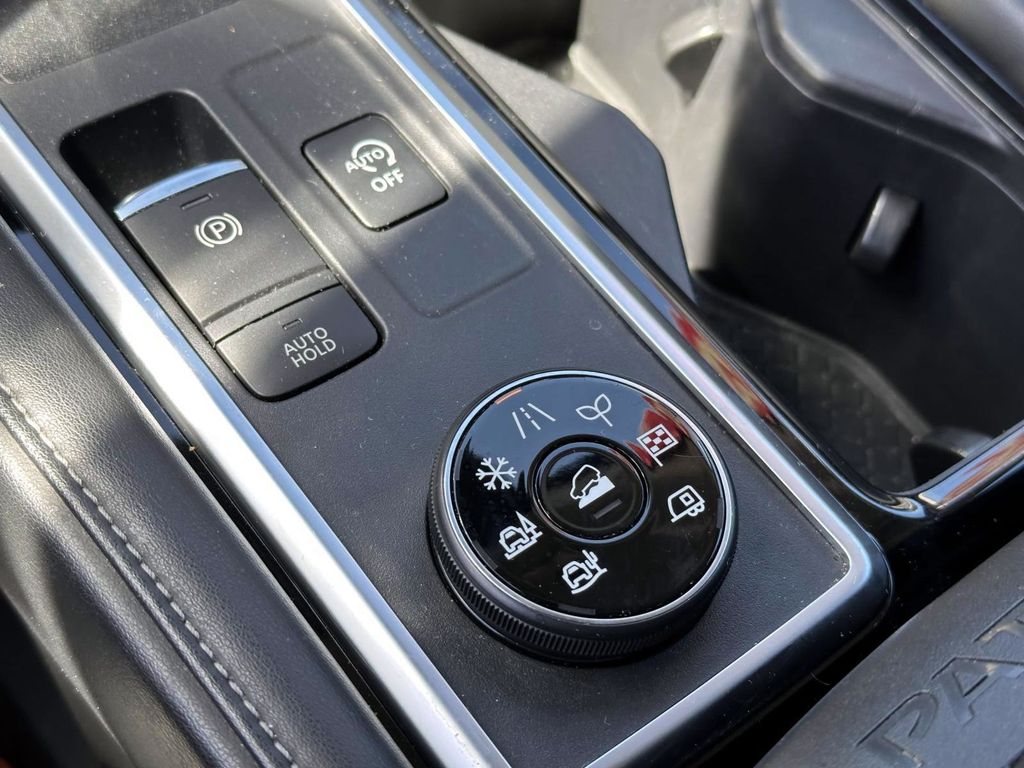 Vehicle image 31 of 33