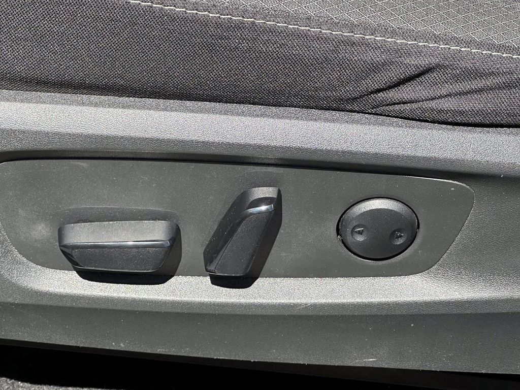 Vehicle image 18 of 33