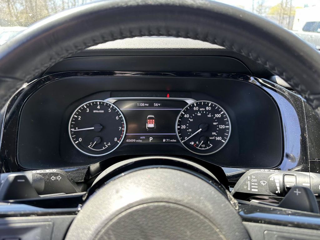 Vehicle image 25 of 33