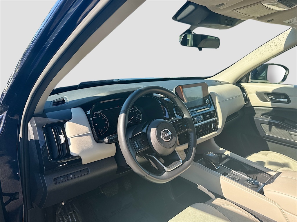 Vehicle image 15 of 24