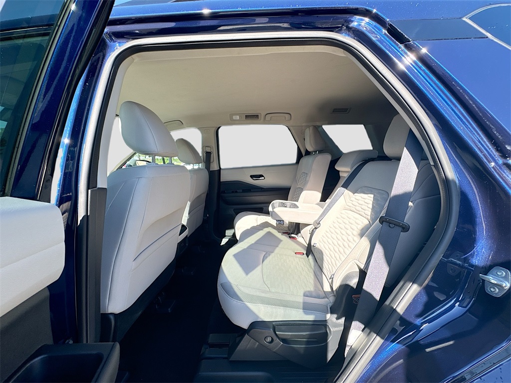 Vehicle image 14 of 24
