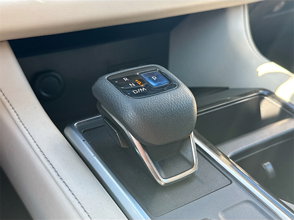 Vehicle image 21 of 24