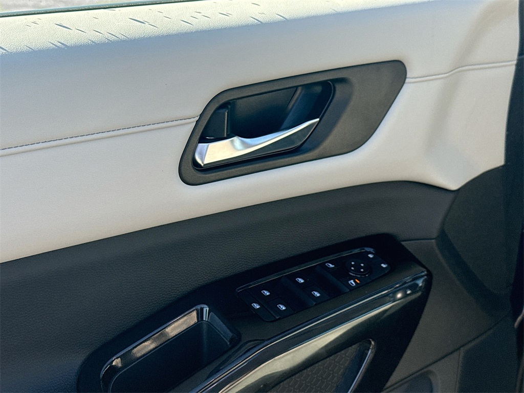 Vehicle image 22 of 24