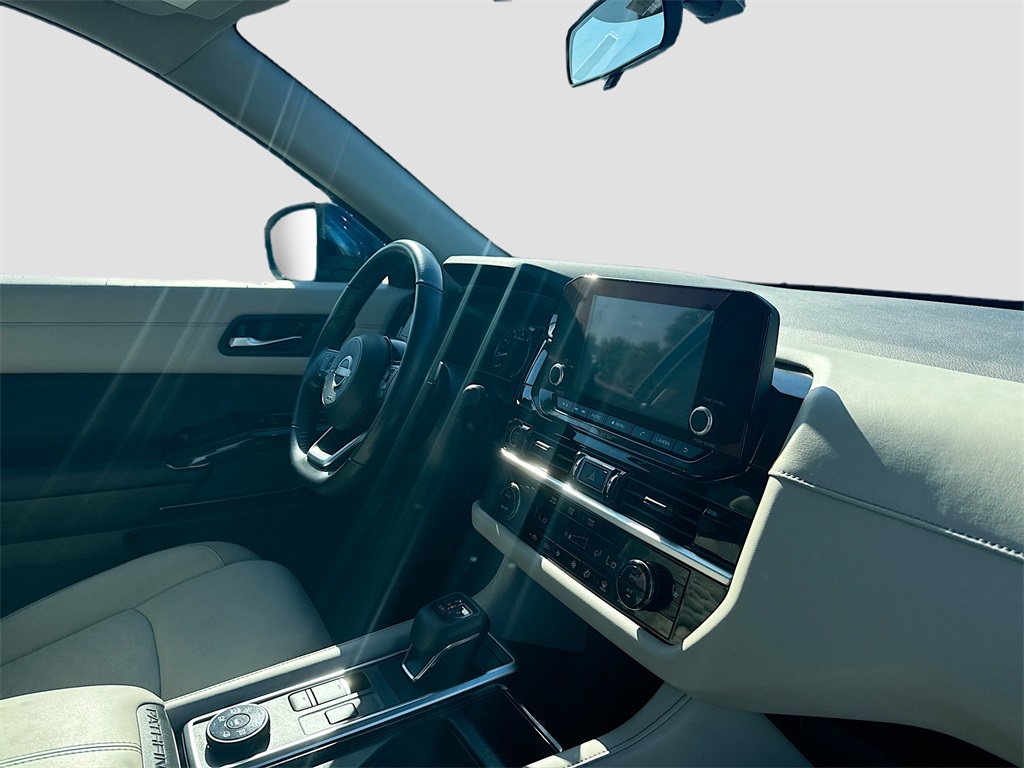 Vehicle image 16 of 24
